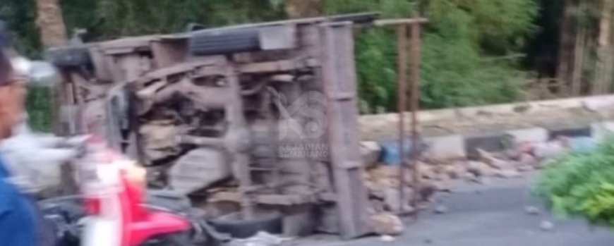 Kecelakaan : Diduga Rem Blong Mobil Pick Up Muat Batu Belah Tabrak Beberapa Pengendara Motor dan Terguling