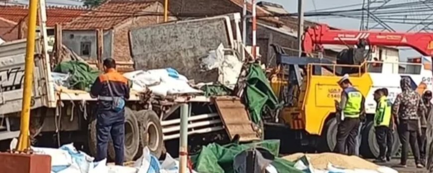Kecelakaan : Truk Muat Kedelai Tertemper KA Harina, Diduga Penjaga Perlintasan Telat Turunkan Palang Pintu
