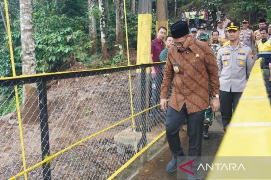 Pemkab Batang bangun Jembatan Gantung Merah Putih senilai  Rp655 juta