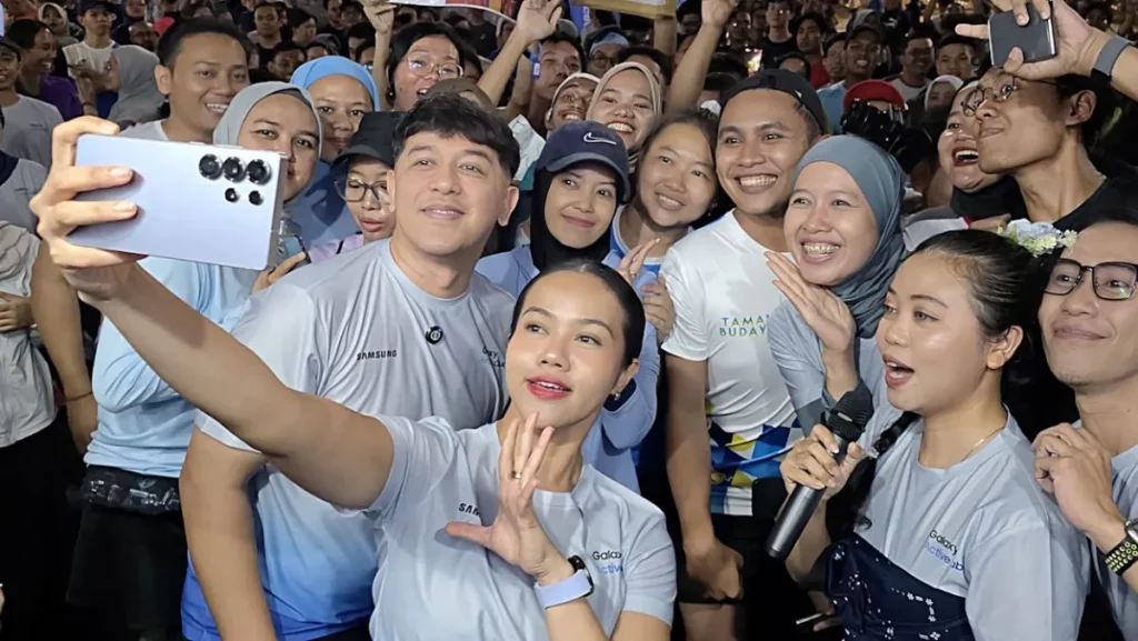 2 Yura Yunita bersama peserta Galaxy Active Club