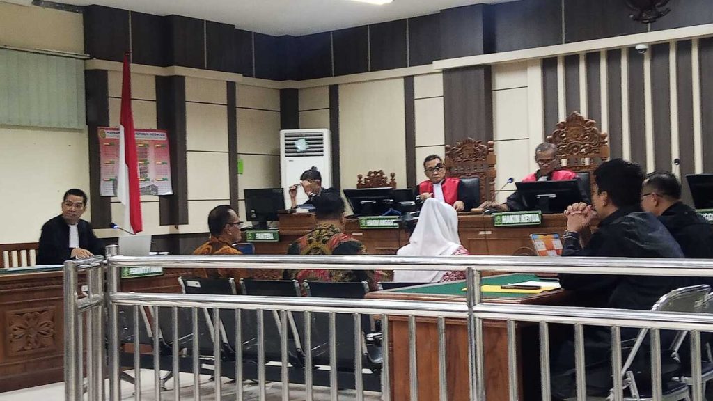 <div>Terdakwa Suap Meja & Kursi Sekolah Menangis di Sidang Korupsi Mbak Ita: Ingin Kembali ke Pelukan Keluarga</div>